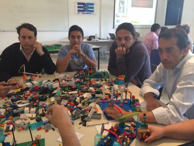 Empresarios y emprendedores aprenden a reconstruir su estrategia empresarial con el método Lego Serious Play.